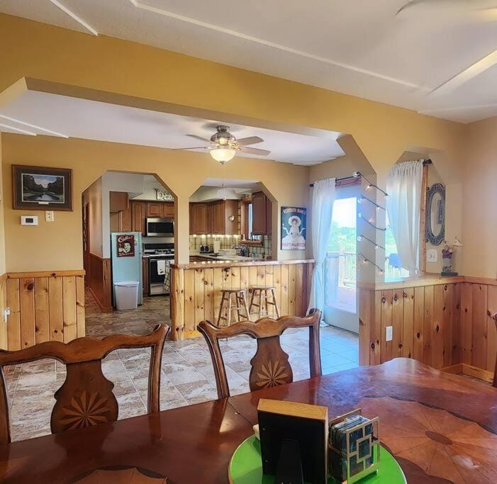 Kitchen or kitchenette, Seating area, Dining area