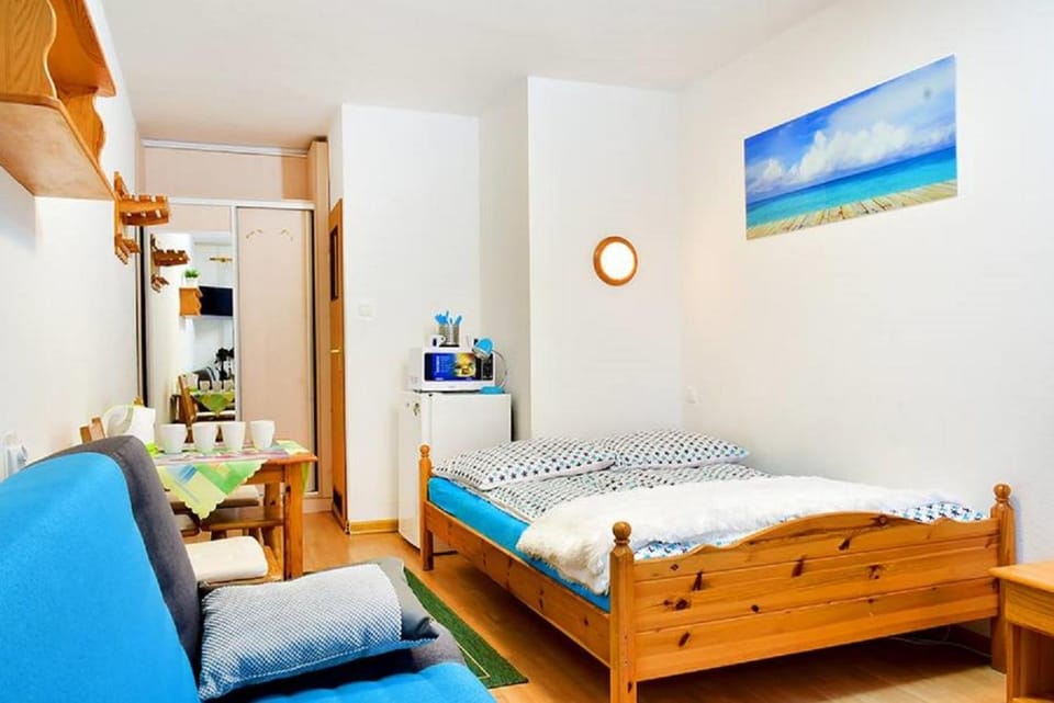 Bed, TV and multimedia, Photo of the whole room