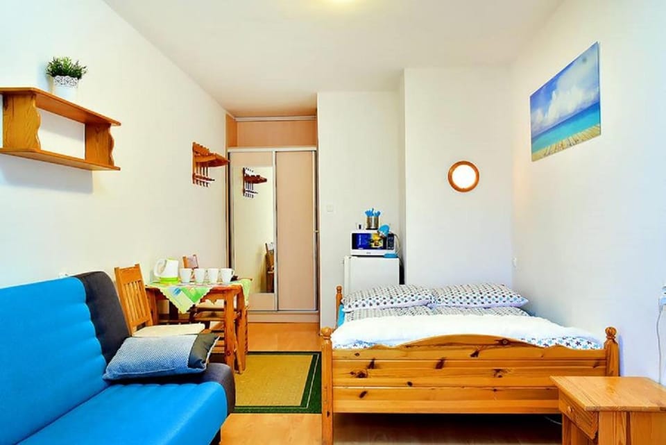 Bed, TV and multimedia, Photo of the whole room