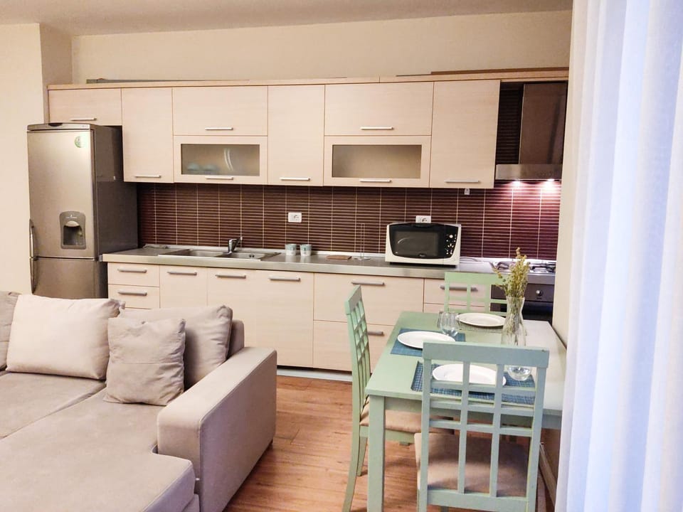 Kitchen or kitchenette, Living room, Seating area, Dining area, minibar, pet friendly, stove