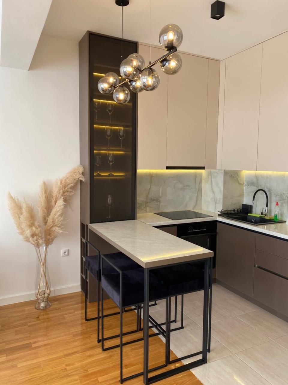 Kitchen or kitchenette, Dining area, stove