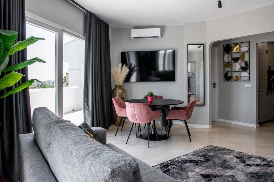 Communal lounge/ TV room, TV and multimedia, Living room, Seating area, Dining area, Evening entertainment, air conditioner