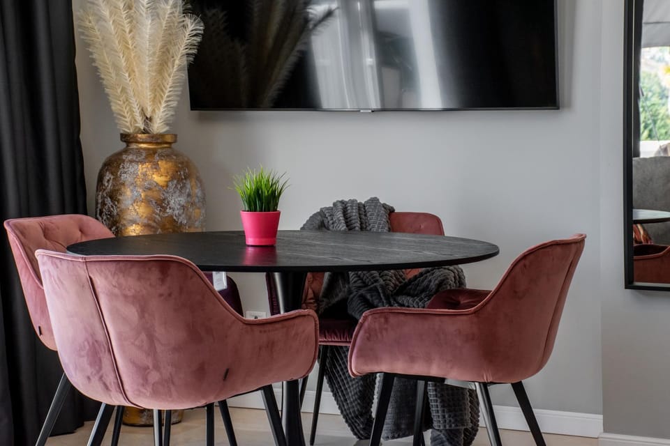 TV and multimedia, Living room, Seating area, Dining area