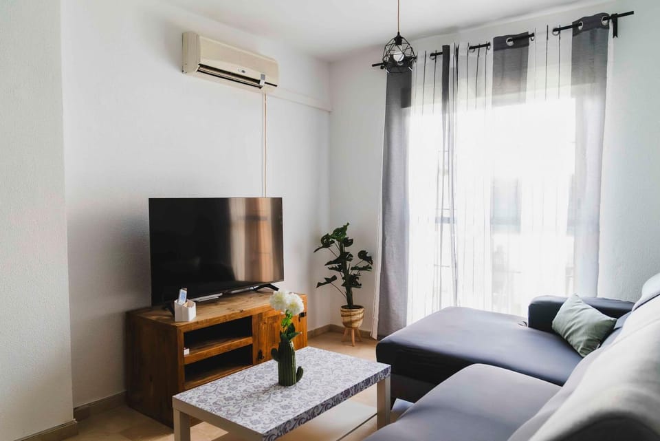 TV and multimedia, Living room, Seating area, Evening entertainment, air conditioner