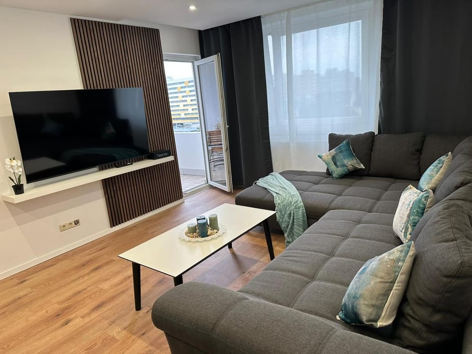 Communal lounge/ TV room, TV and multimedia, Living room, Seating area, Evening entertainment