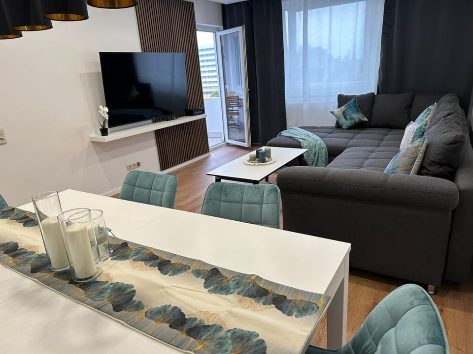 Communal lounge/ TV room, TV and multimedia, Living room, Seating area, Evening entertainment