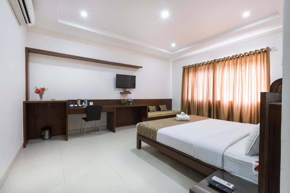 Bed, Photo of the whole room, Seating area, Bedroom