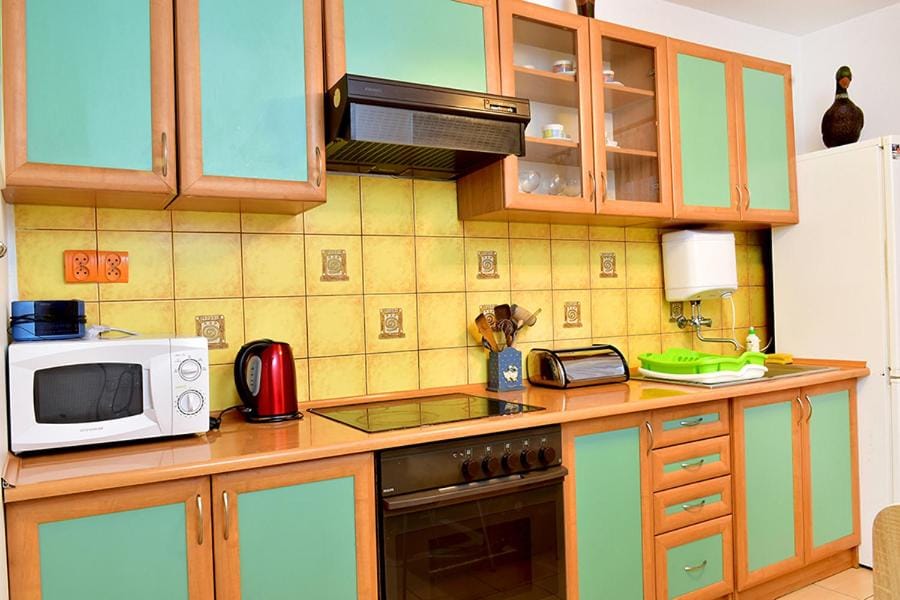 Coffee/tea facilities, Kitchen or kitchenette, oven, pet friendly, stove