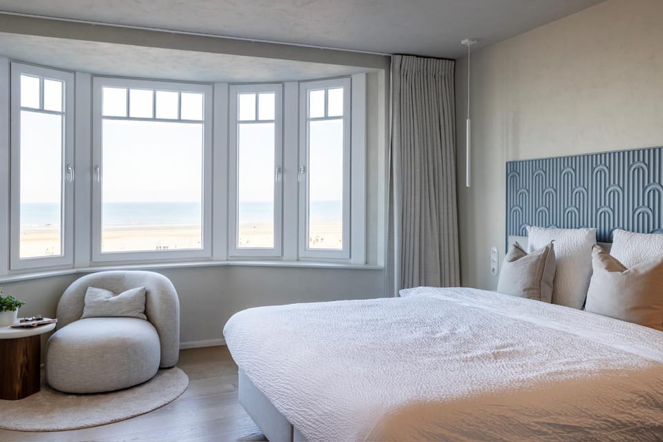 Unieke villa Catherine met frontaal zeezicht, parking sauna en strandcabine Cabin in De Panne