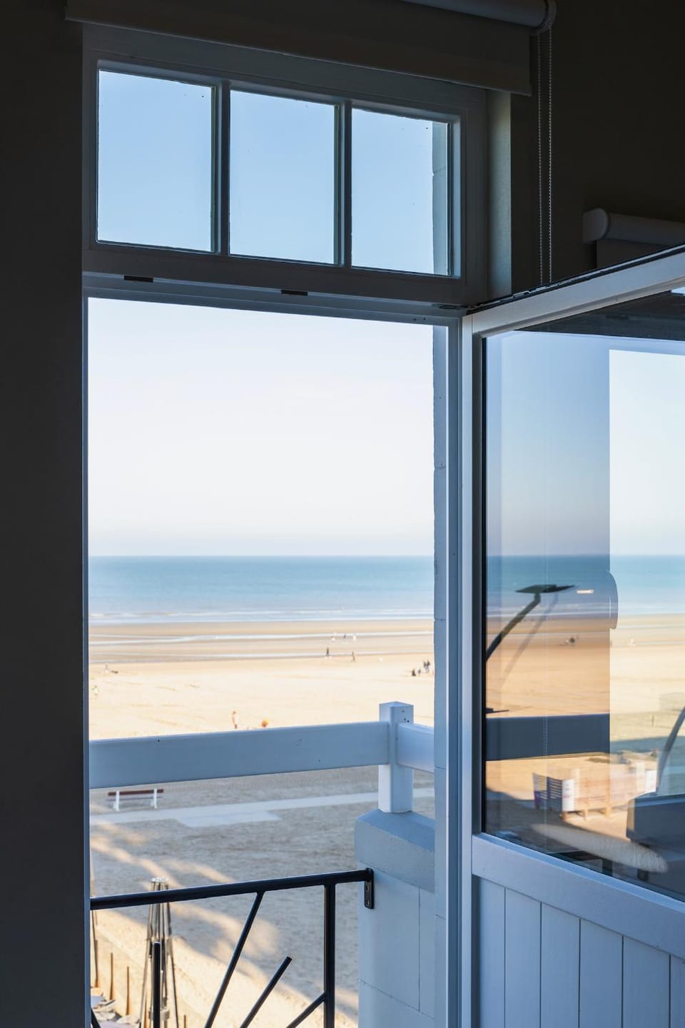 Unieke villa Catherine met frontaal zeezicht, parking sauna en strandcabine Cabin in De Panne