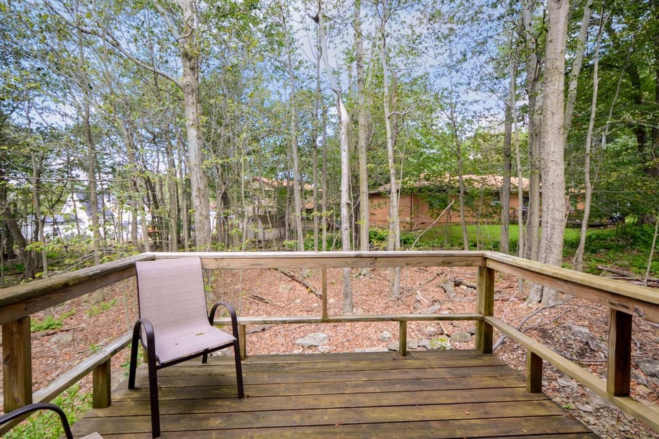 Poconos Chalet newly renovated, great location home House in Coolbaugh Township