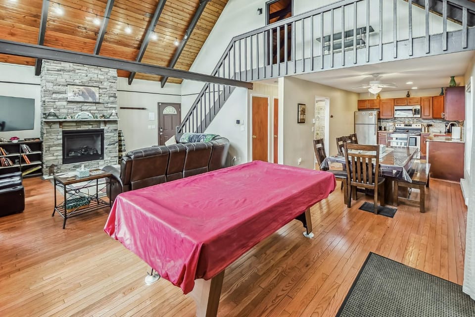 Poconos Chalet newly renovated, great location home House in Coolbaugh Township