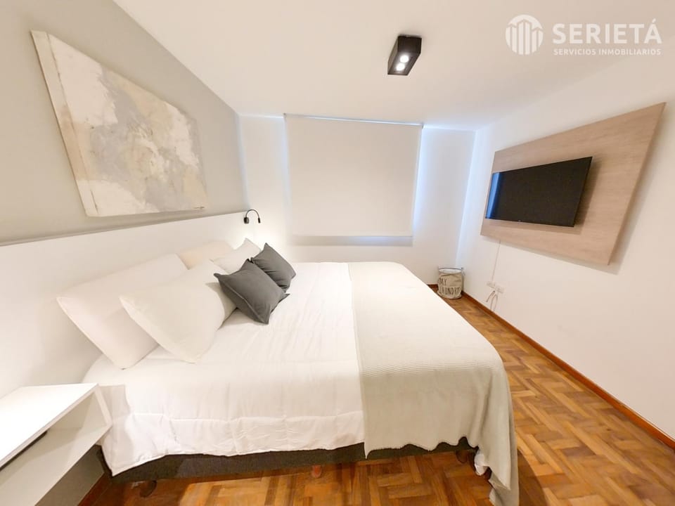 Bed, TV and multimedia, Bedroom
