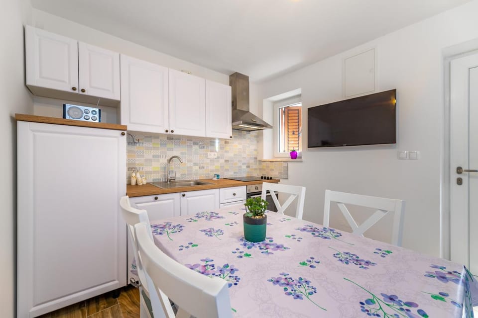 TV and multimedia, Kitchen or kitchenette, Dining area, dishwasher, pet friendly, stove
