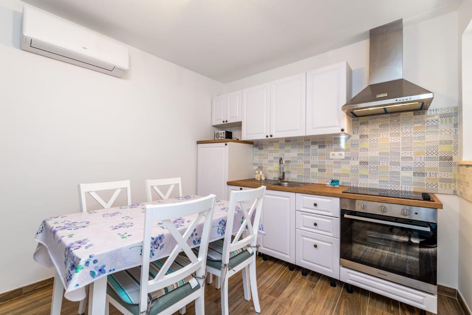 Kitchen or kitchenette, Dining area, pet friendly, stove, air conditioner