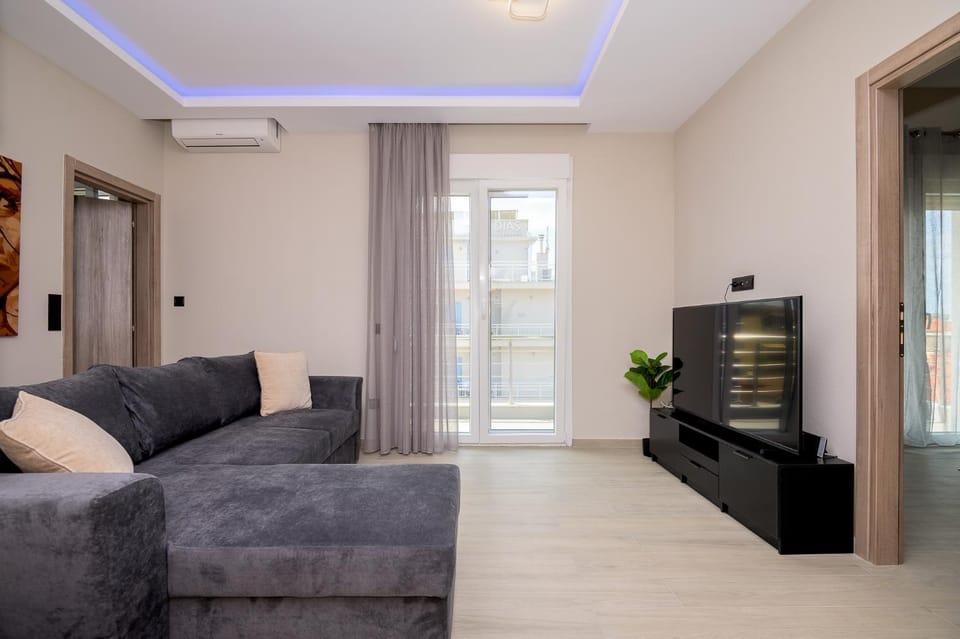 TV and multimedia, Living room, Seating area, air conditioner