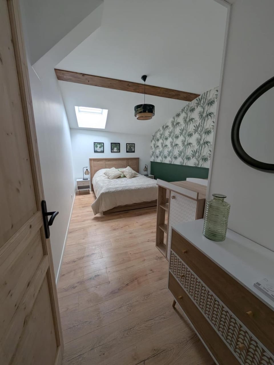 Photo of the whole room, Bedroom