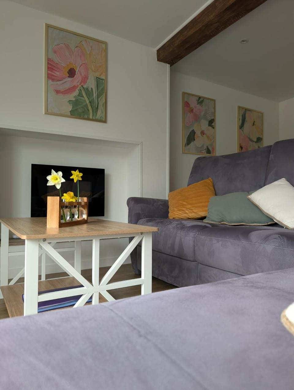 Property building, TV and multimedia, Living room, Seating area