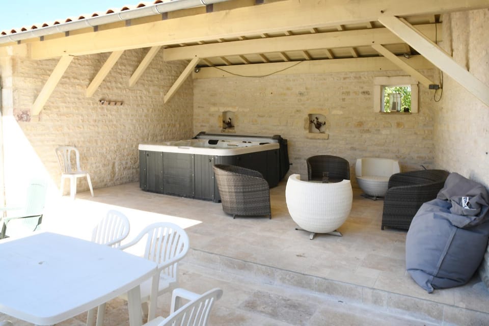Property building, Hot Tub, Sauna, Spa and wellness centre/facilities, Swimming pool