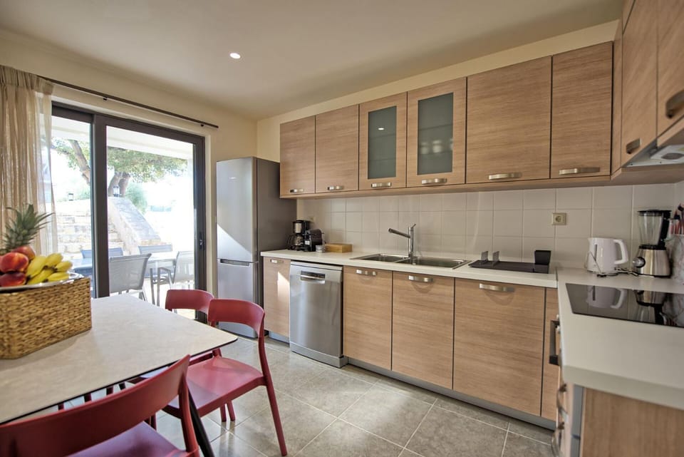 Coffee/tea facilities, Kitchen or kitchenette, Dining area, dishwasher, stove
