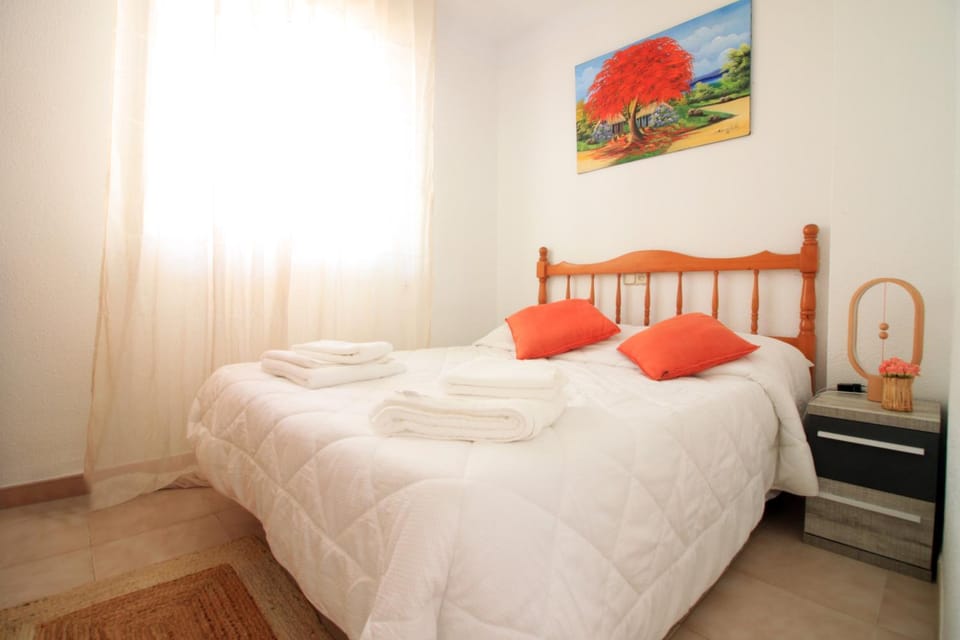 Photo of the whole room, Bedroom