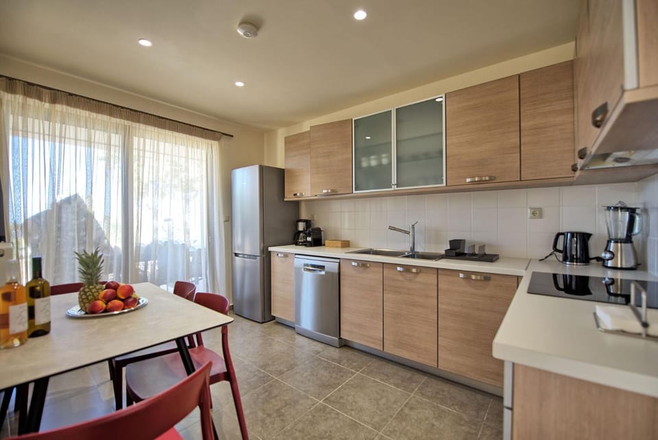 Coffee/tea facilities, Kitchen or kitchenette, dishwasher, stove