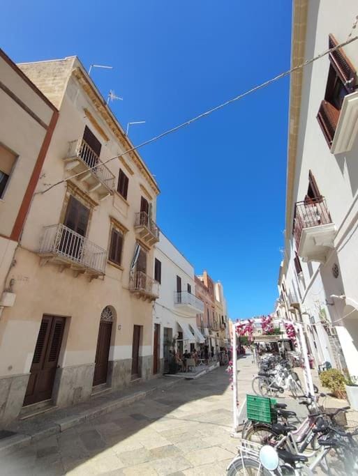 Property building, Day, Neighbourhood, City view, Street view