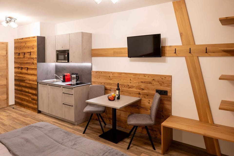 Bed, TV and multimedia, Coffee/tea facilities, Kitchen or kitchenette, Dining area, Bedroom, minibar