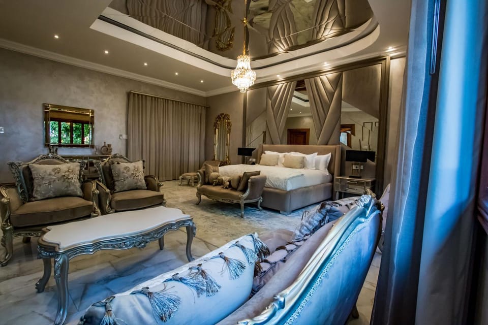 Bed, Living room, Photo of the whole room, Seating area, Bedroom