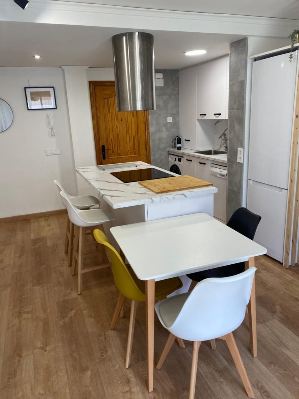 Kitchen or kitchenette, Dining area, minibar, stove