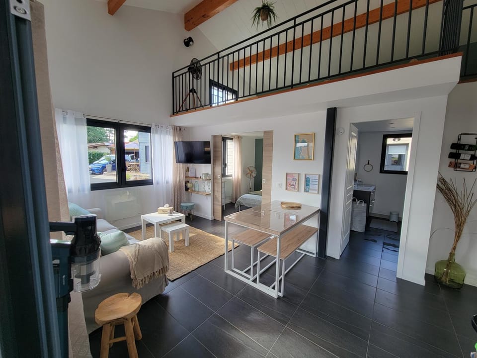 TV and multimedia, Living room, Seating area, Dining area