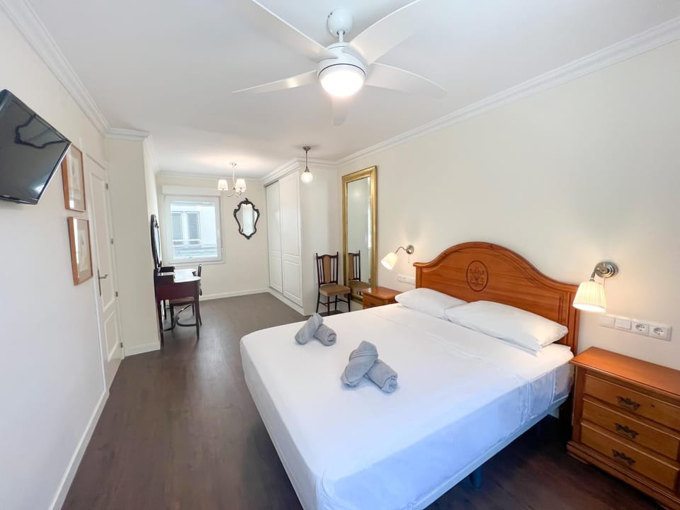 Bed, TV and multimedia, Photo of the whole room, Bedroom, fireplace, locker, towels