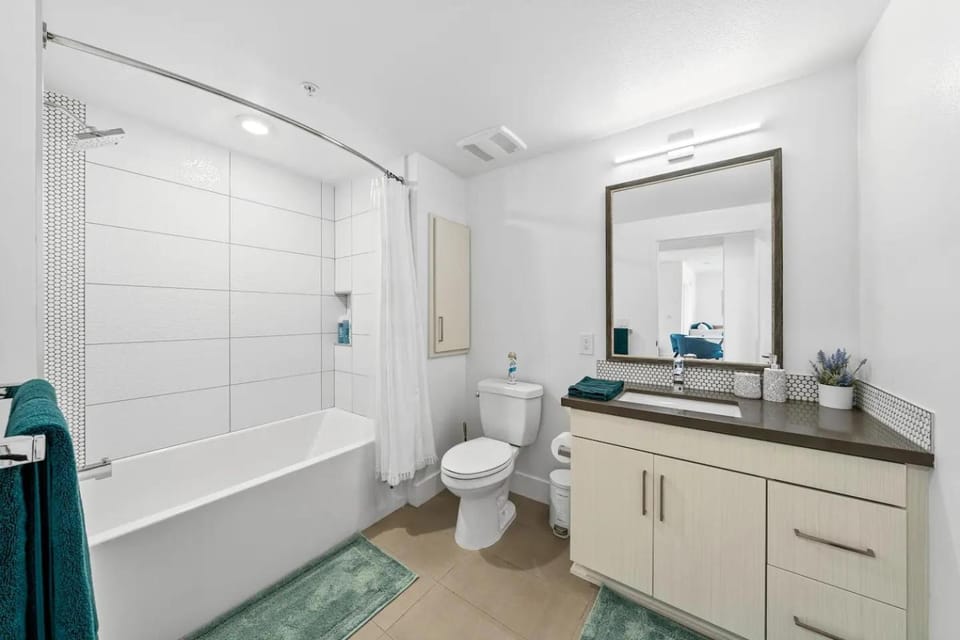 Shower, Toilet, Bathroom, Bath, bidet, towels