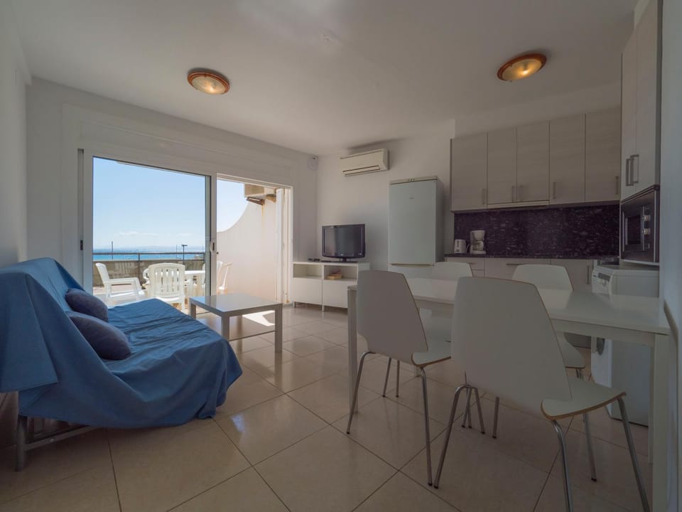 Communal lounge/ TV room, TV and multimedia, Balcony/Terrace, Balcony/Terrace, Kitchen or kitchenette, Living room, Lounge or bar, Seating area, Dining area, On site, Sea view