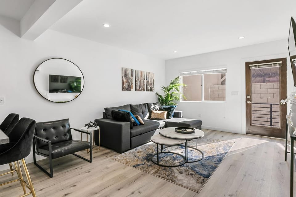 Muirfield Chic City Bungalow with Parking 1,2,3 Bed and Breakfast in San Fernando Valley