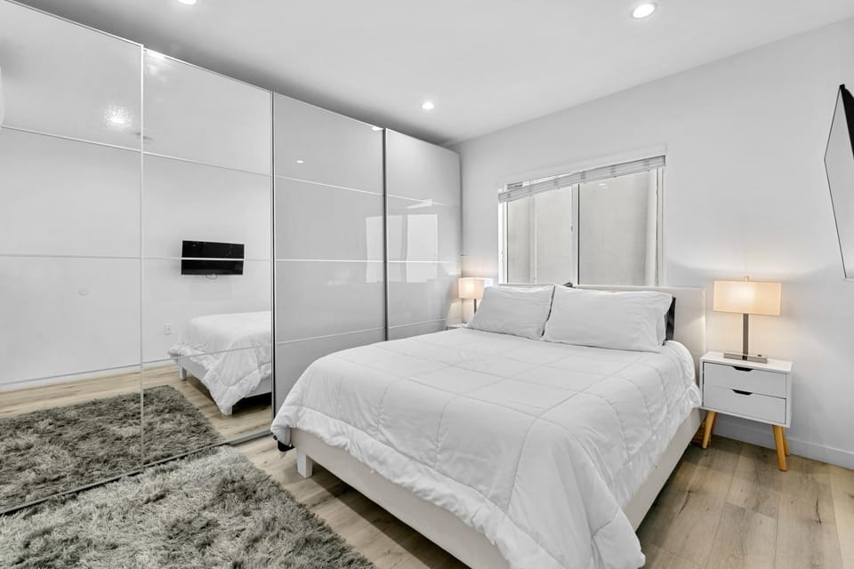 Muirfield Chic City Bungalow with Parking 1,2,3 Bed and Breakfast in San Fernando Valley