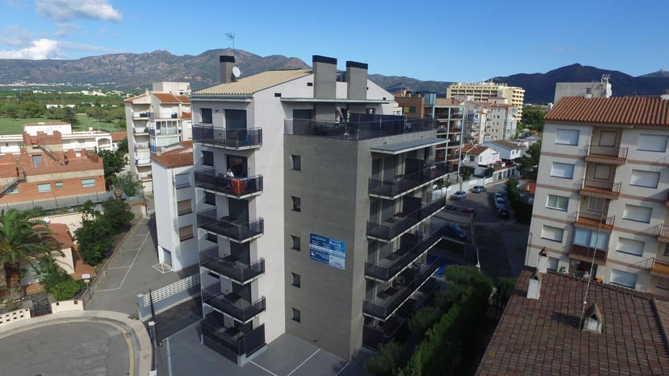 Property building, Facade/entrance, Off site, Day, Bird's eye view, On site, Mountain view, Pool view