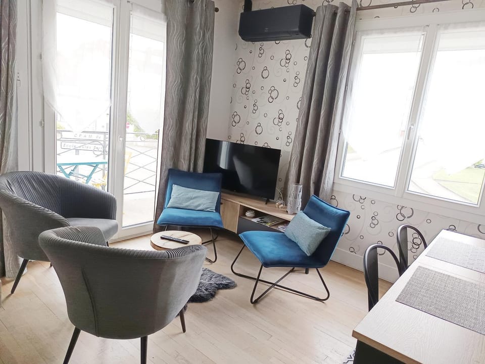 Communal lounge/ TV room, TV and multimedia, Living room, Seating area, Evening entertainment