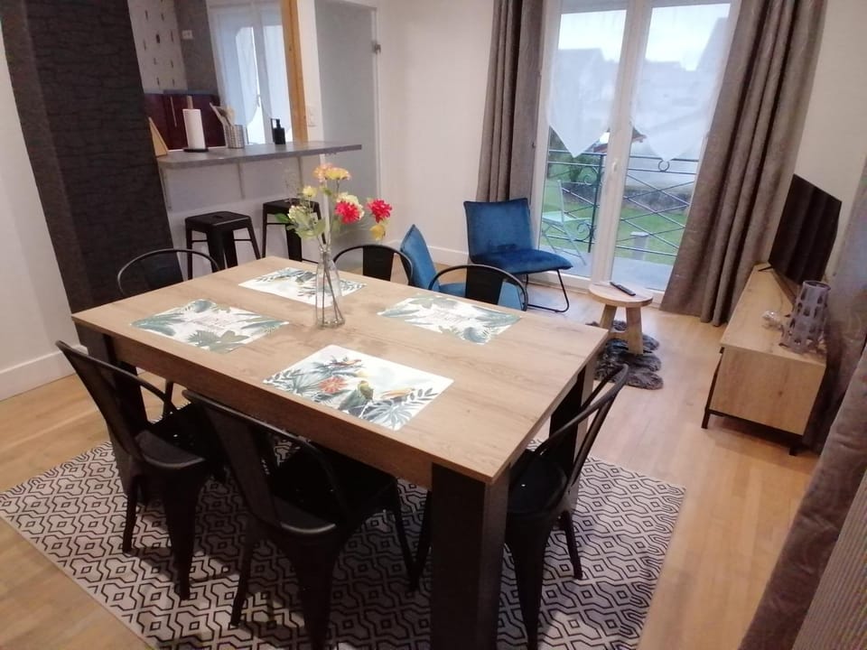 Living room, Seating area, Dining area