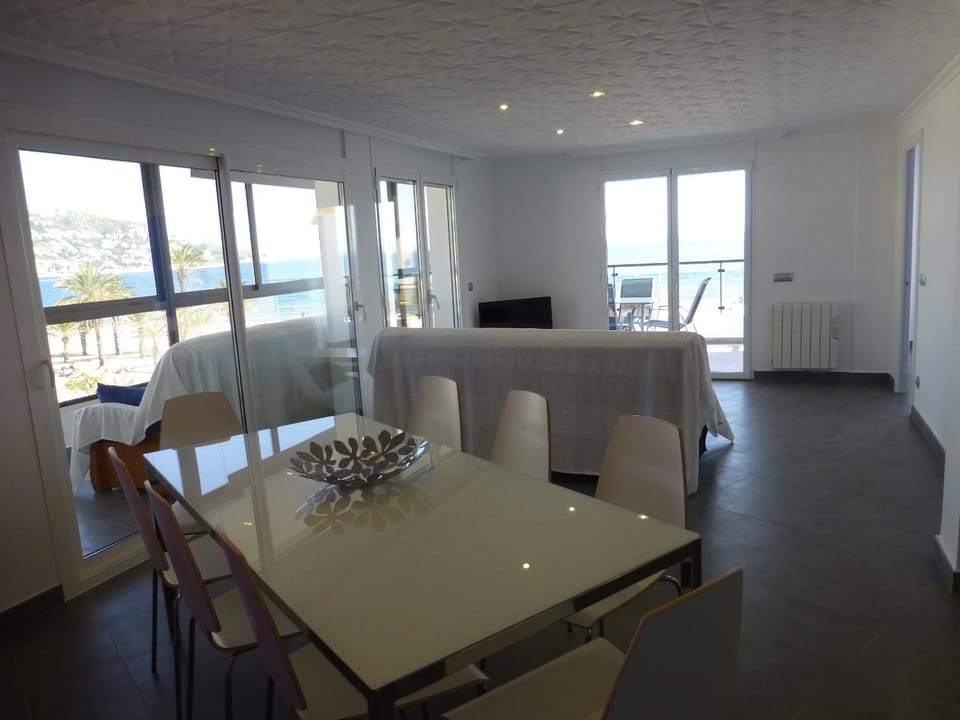 Communal lounge/ TV room, Living room, Lounge or bar, Seating area, Dining area