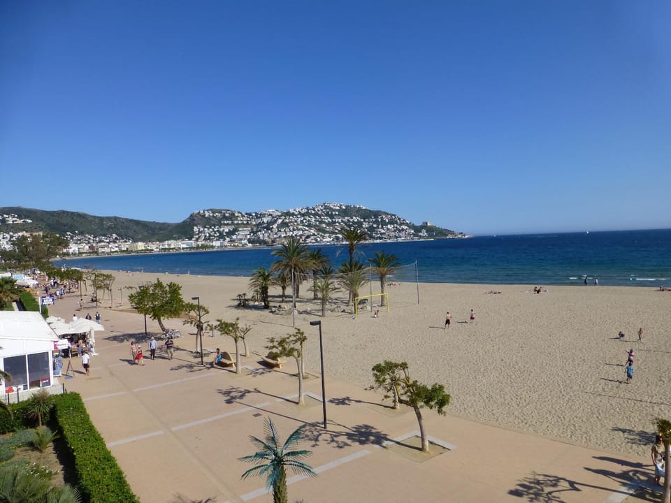 Off site, Beach, On site, City view, Mountain view, Sea view