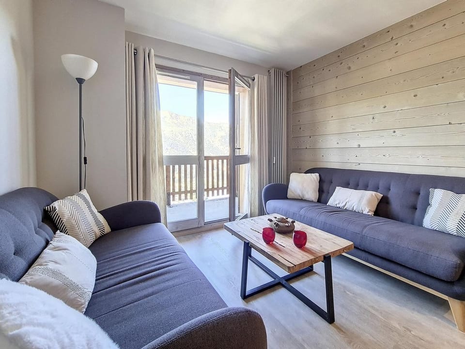 Duplex rénové à Méribel, proche pistes et commerces, balcon avec vue, Wi-Fi inclus - FR-1-688-53 Apartment in Les Allues