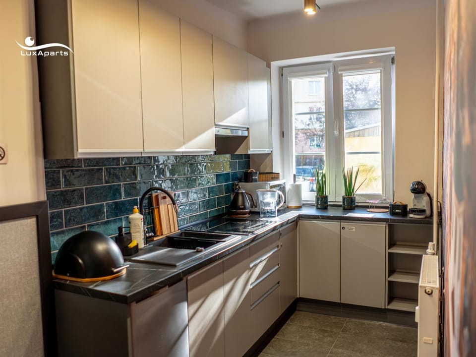 Coffee/tea facilities, Kitchen or kitchenette, stove, kitchen