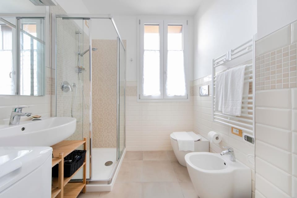 Shower, Toilet, Bathroom, bidet, towels