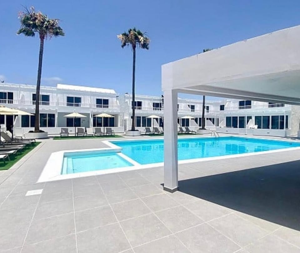 Property building, Pool view, Swimming pool, sunbed