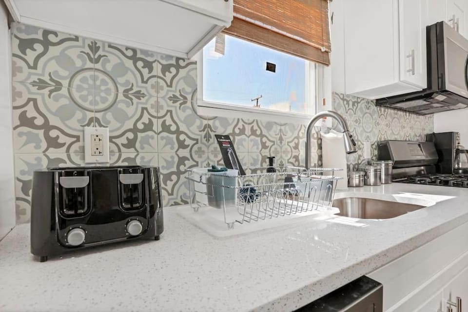 Beach house - 3BR Beach Gem - 30ft to Sand & Walk to Amusement Park Apartment in Middletown
