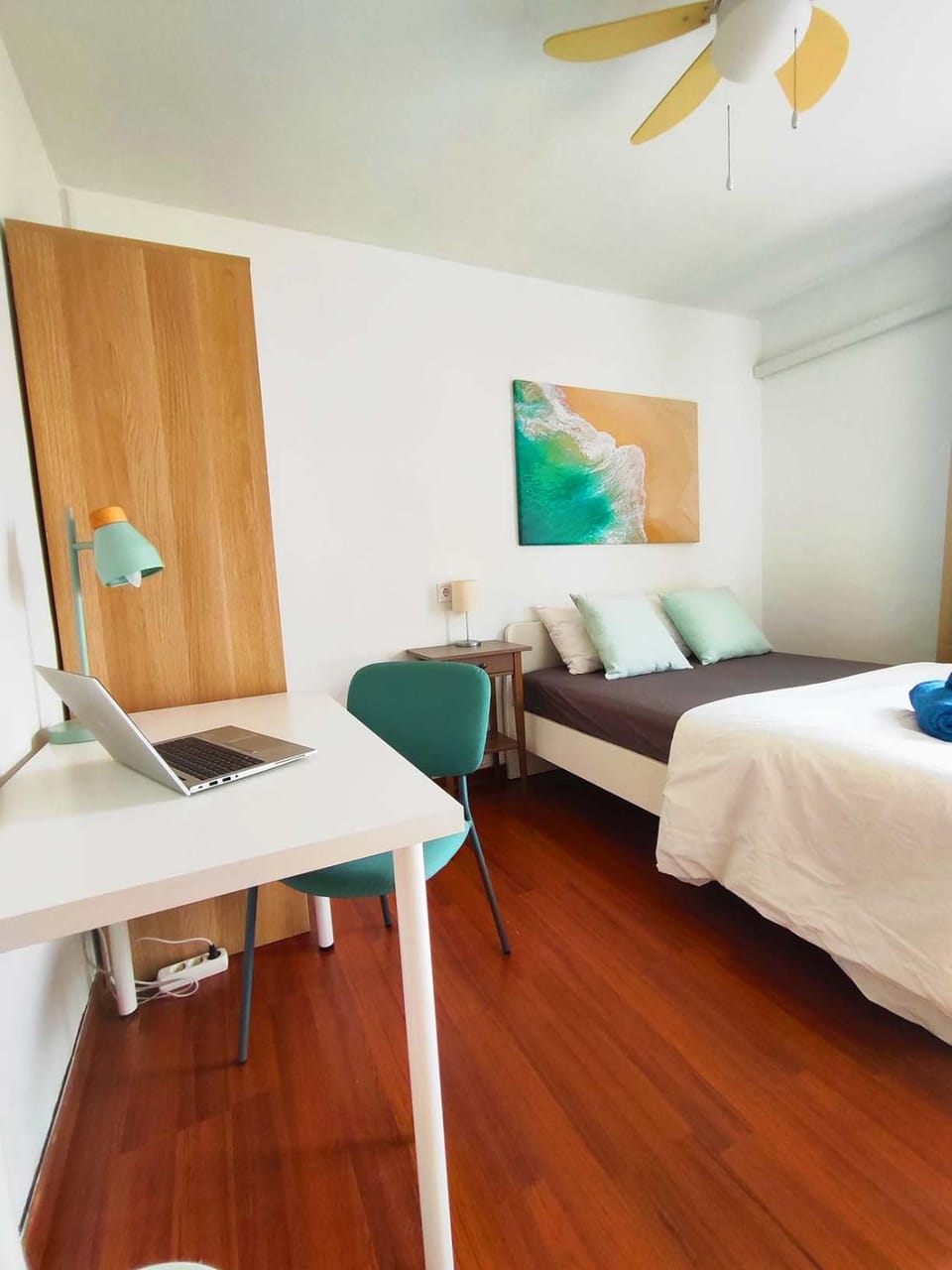 Bed, Photo of the whole room, Seating area, Bedroom