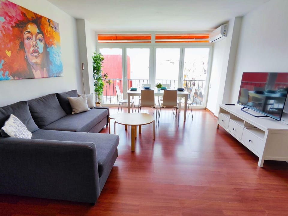 Communal lounge/ TV room, TV and multimedia, Living room, Seating area, Dining area