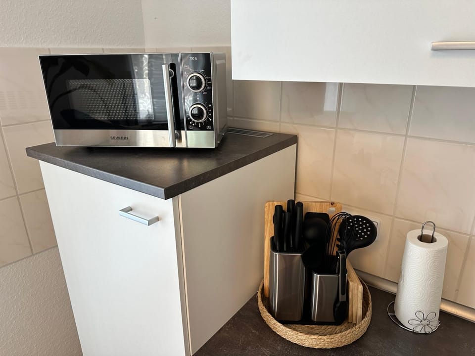Kitchen or kitchenette, minibar