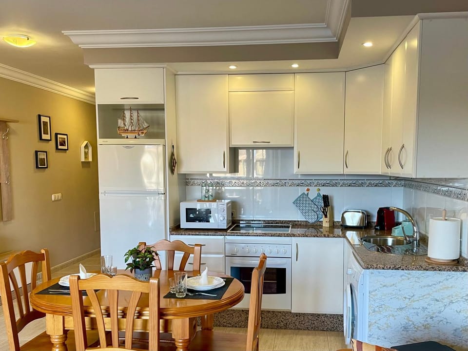 Kitchen or kitchenette, Dining area, oven, toaster